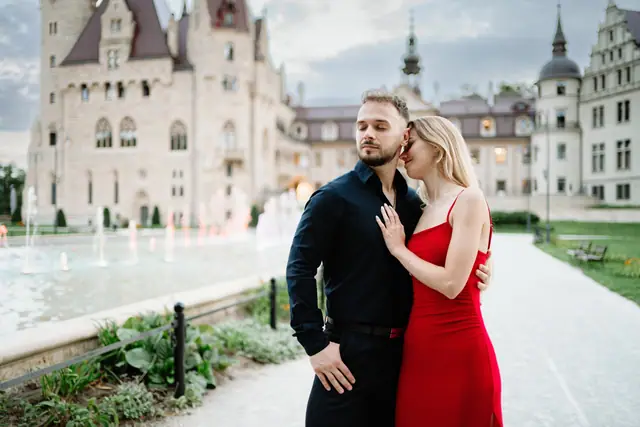 Chwila czułości na tle zamku