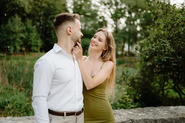 Ania dotyka twarzy Bartka