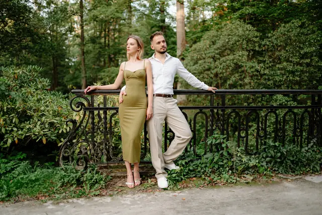 Przy kutej balustradzie w parku