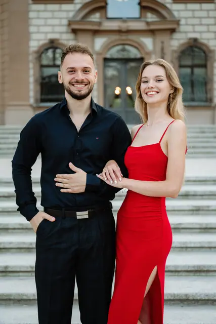 Ania i Bartek uśmiechnięci na schodach pałacu