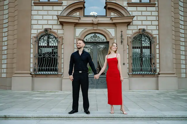Ania i Bartek przed fasadą pałacu