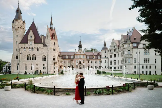 Panorama Zamku w Mosznej z fontanną
