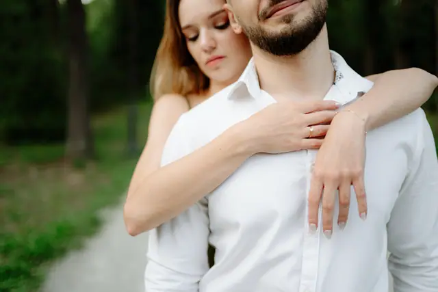 Ania zasłania Bartkowi oczy